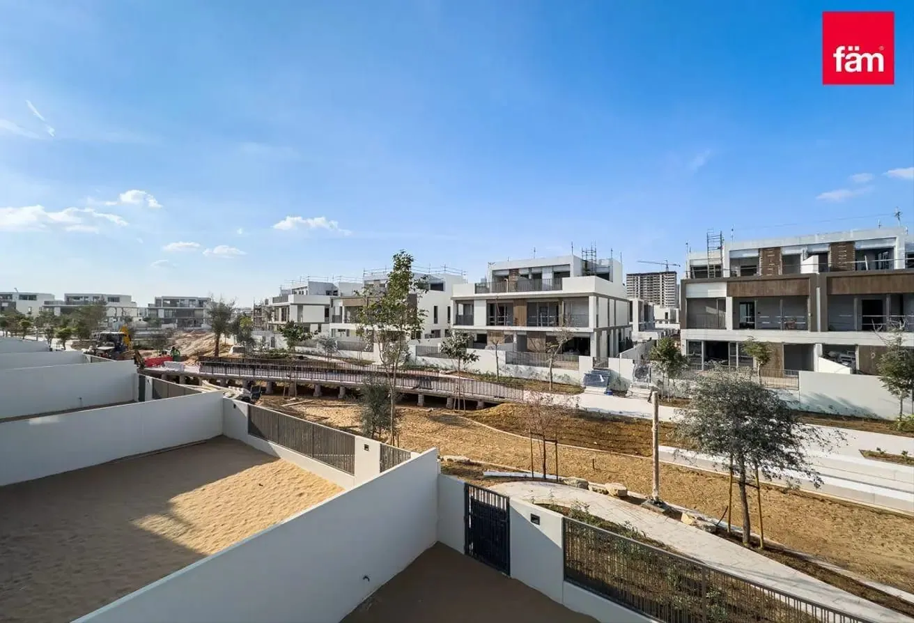 Single Row On Green Belt Rented Opp Park And Pool