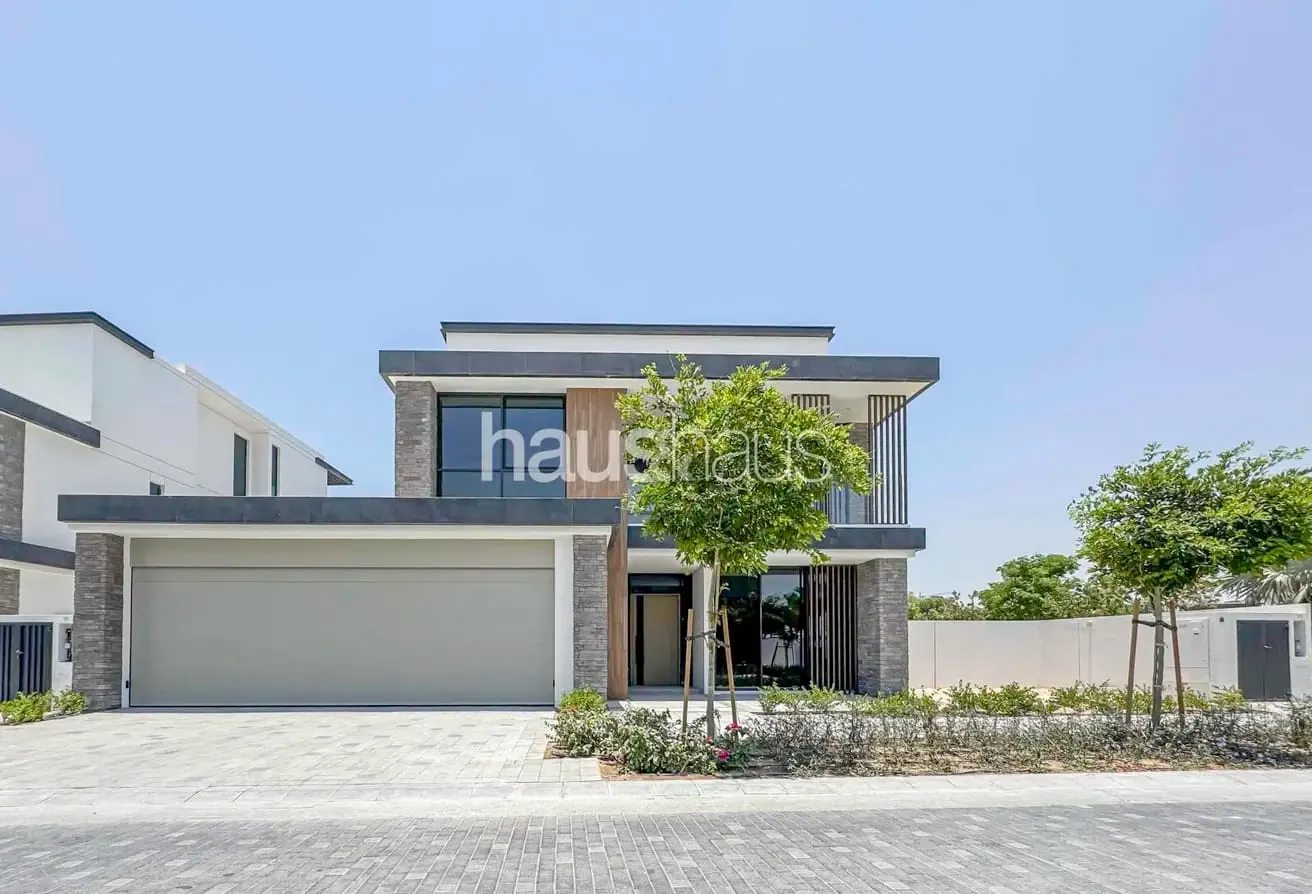 Large Corner Plot | Elevated | July Handover
