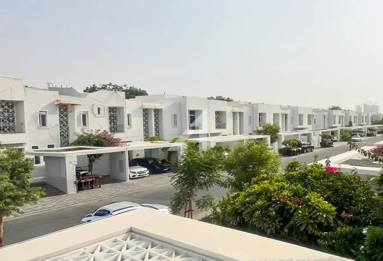 Corner Unit | Single Row | Vacant | Huge Garden