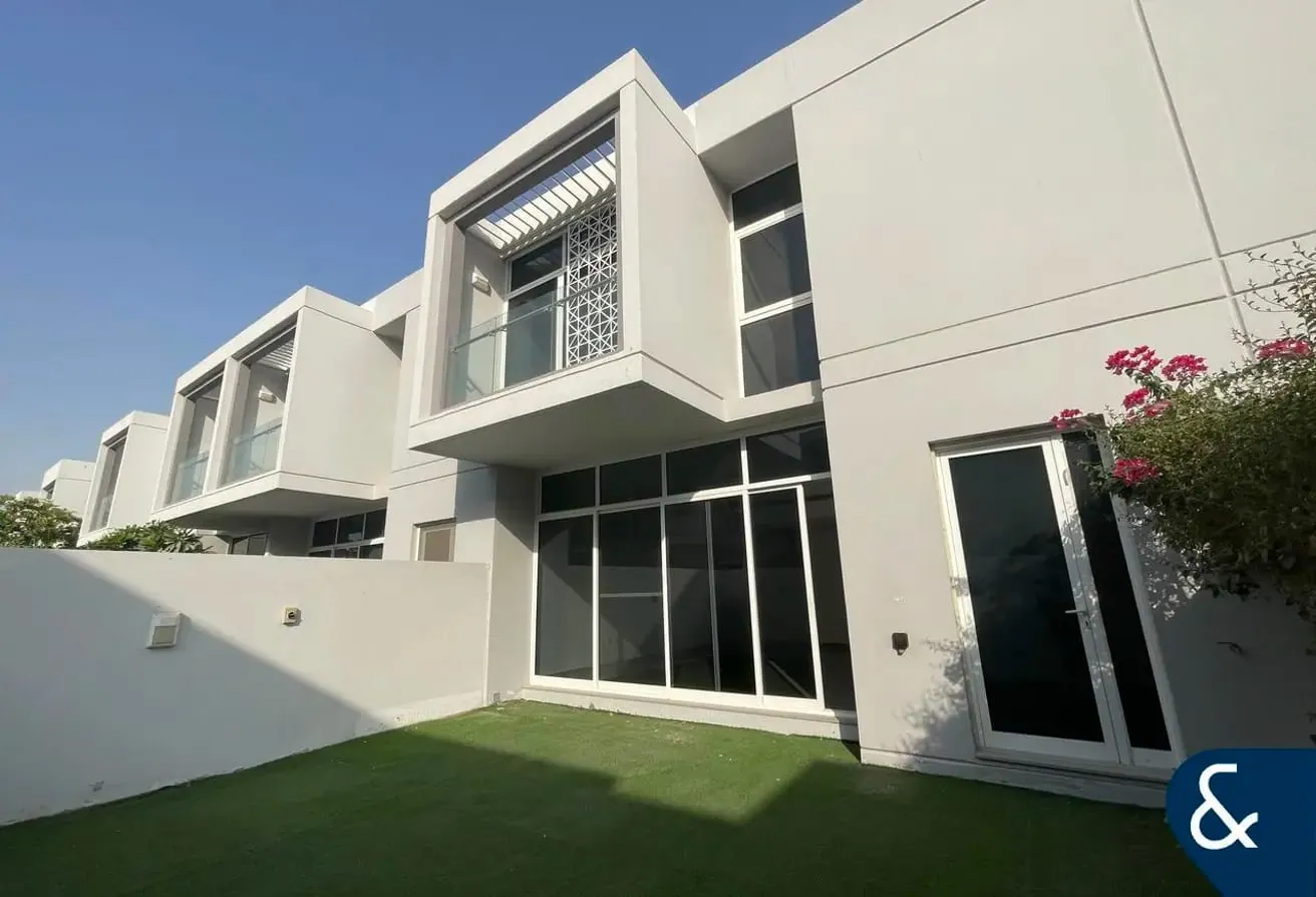Modern Finish | Landscaped | 3 Bed Townhouse