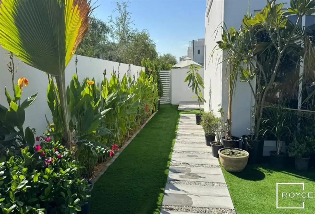 Semi-detached Corner Unit | Vacant |Private Garden
