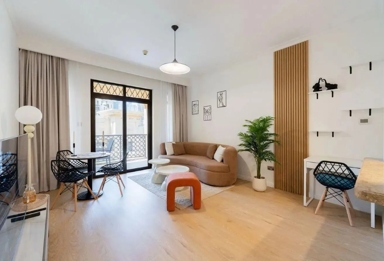 Bright Unit | Fully Furnished | Close to Mall