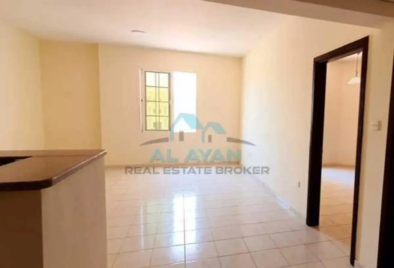 Bright 1 Bedroom Apartment with Double Balcony