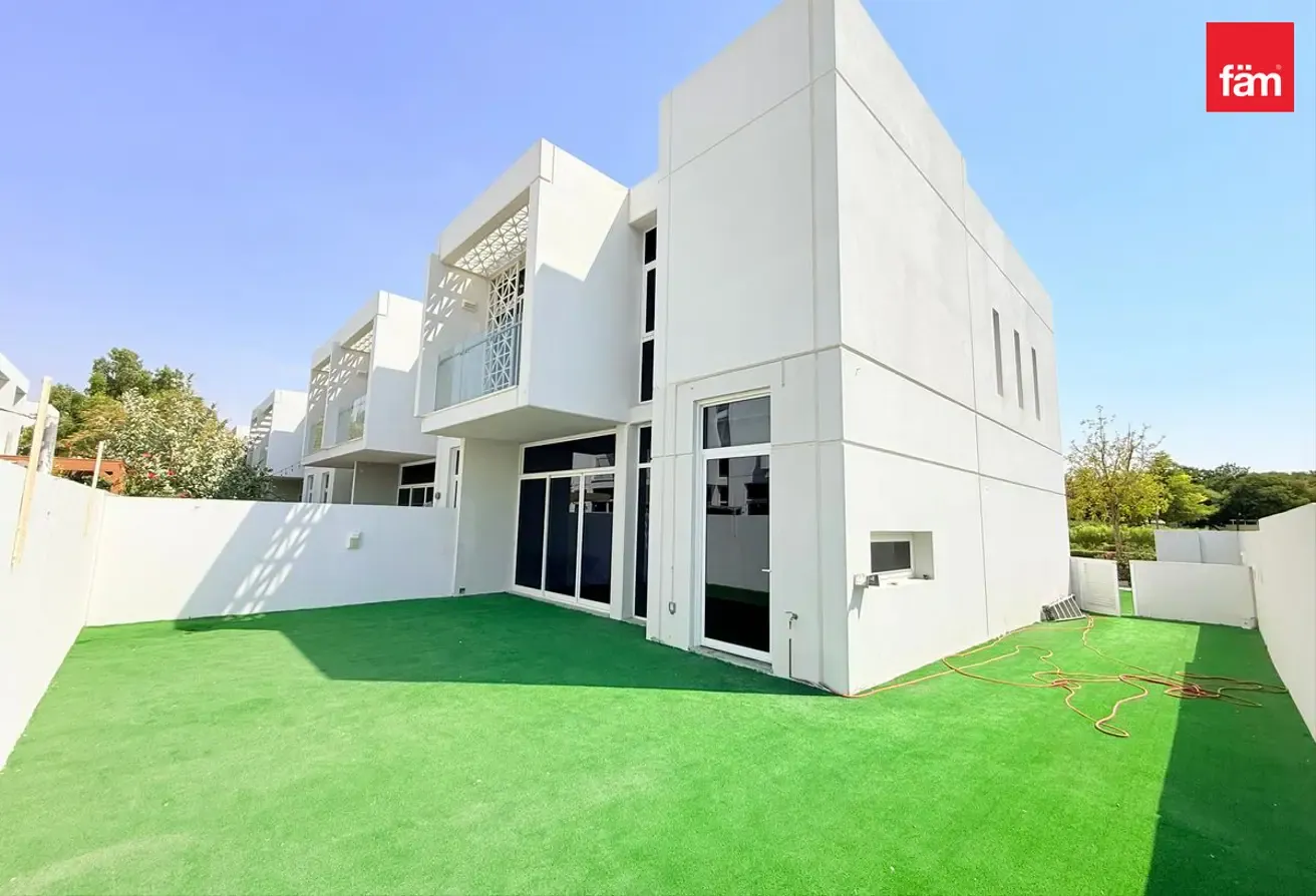 Beautiful End Unit  | Landscaped Garden