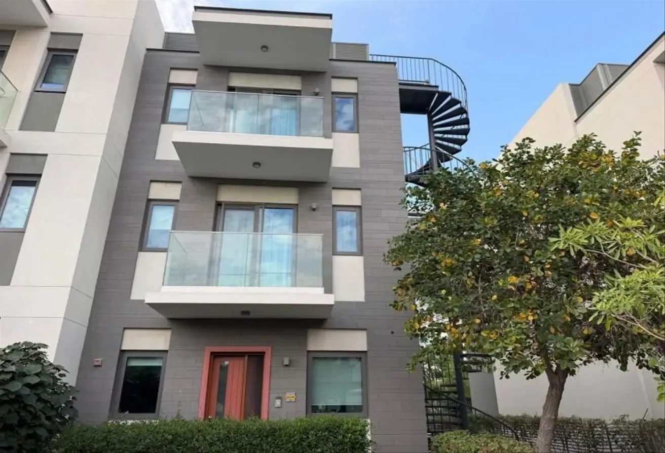 Corner townhouse / vacant / upgraded