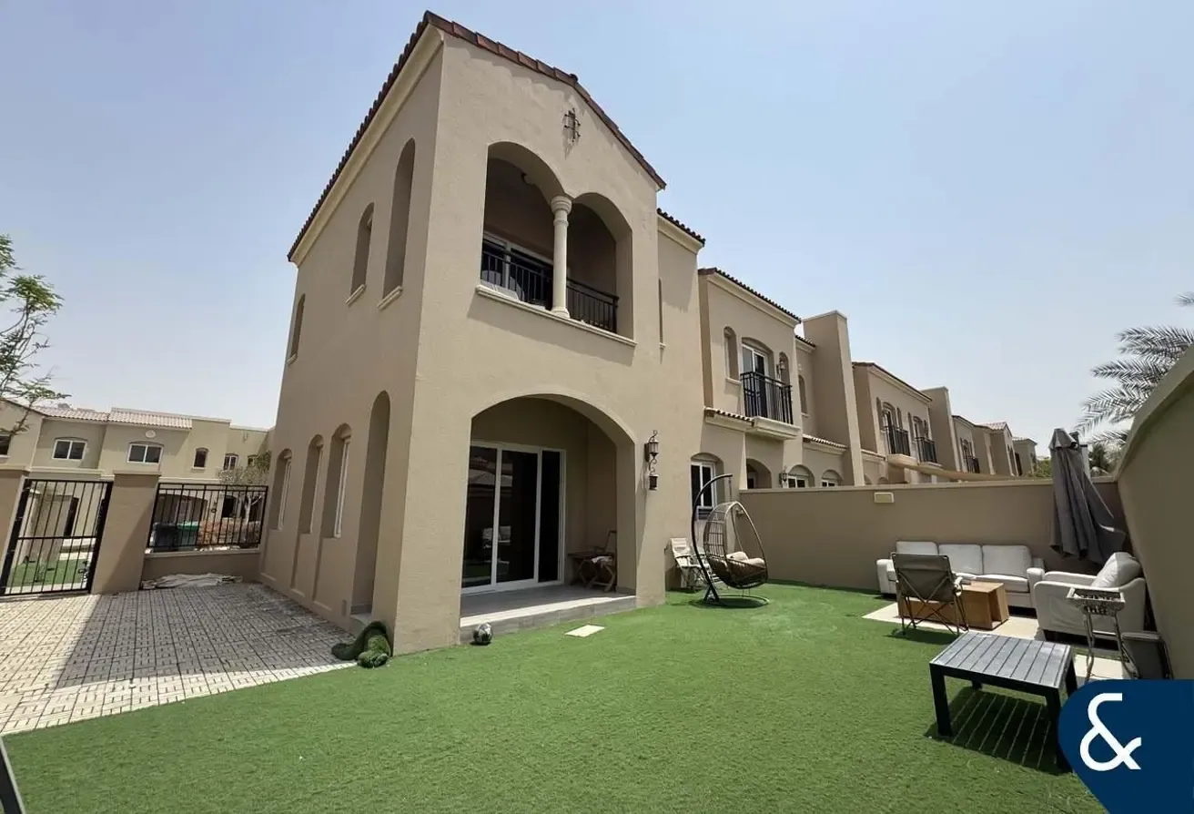 End Unit | Large Plot | Available September