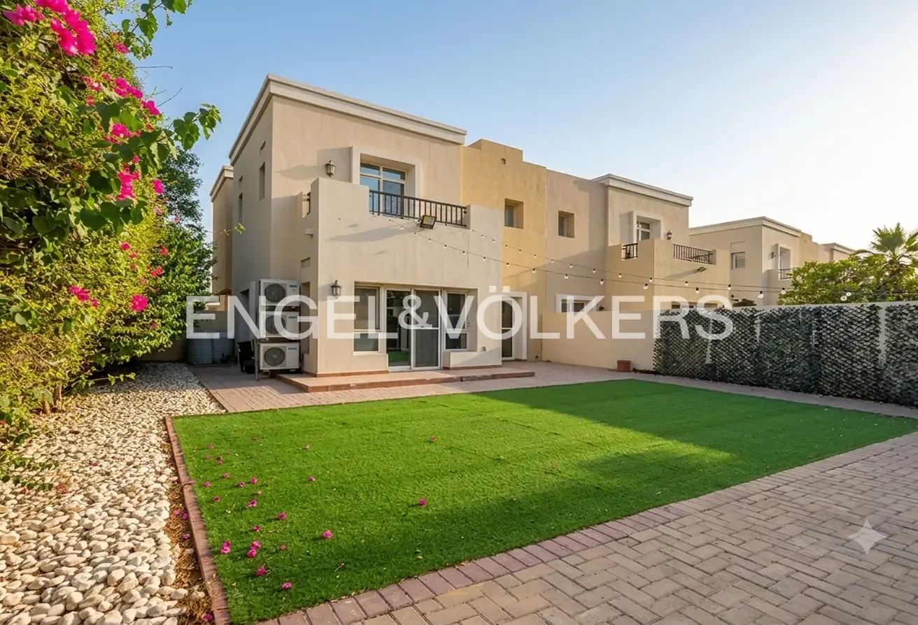 Corner | Well Maintained | Big Plot | 3E