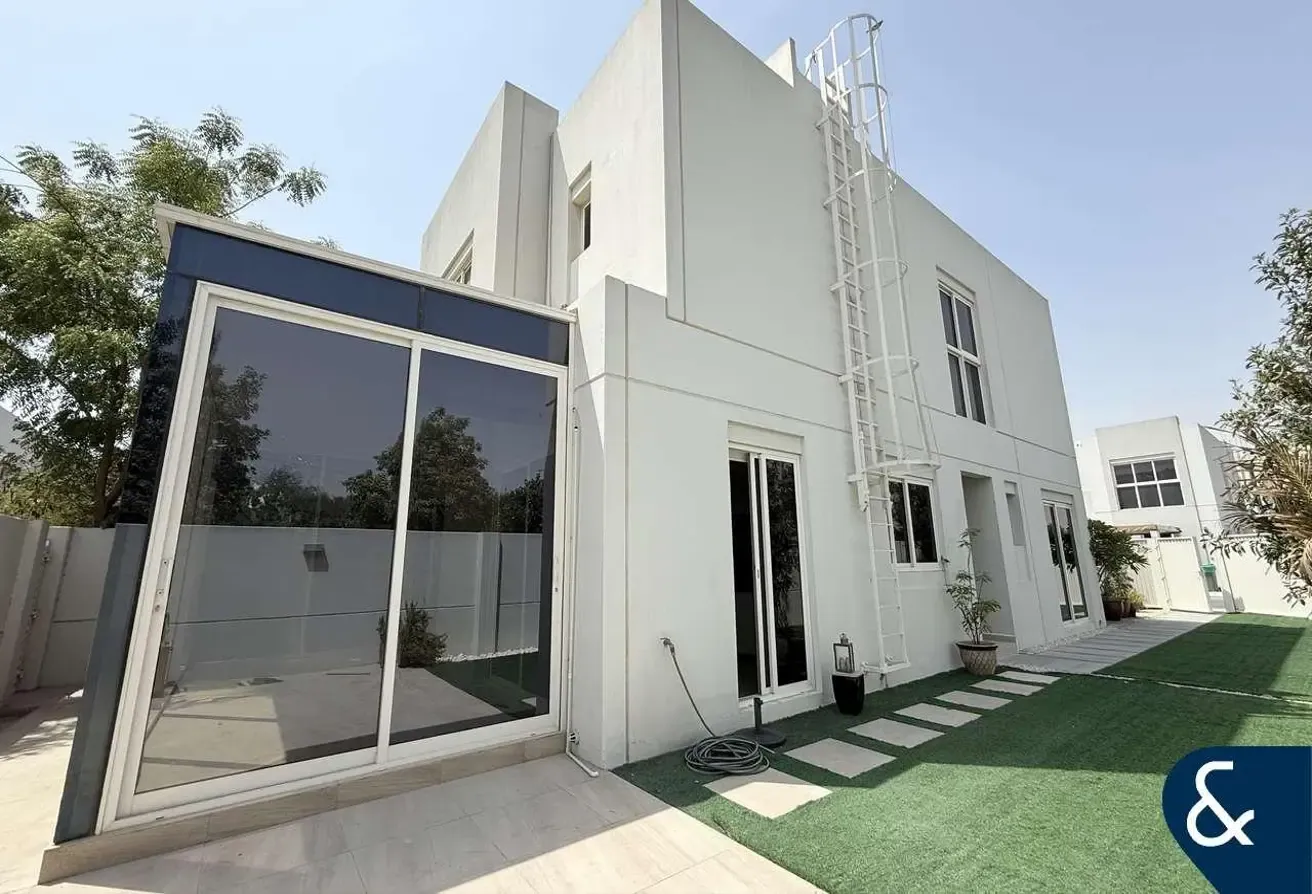 Upgraded | 4 Bedrooms | Maids | Corner Unit