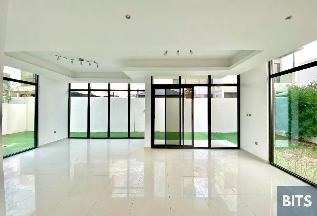V2 | 6+maid | Stand Alone | Vacant | Close Kitchen