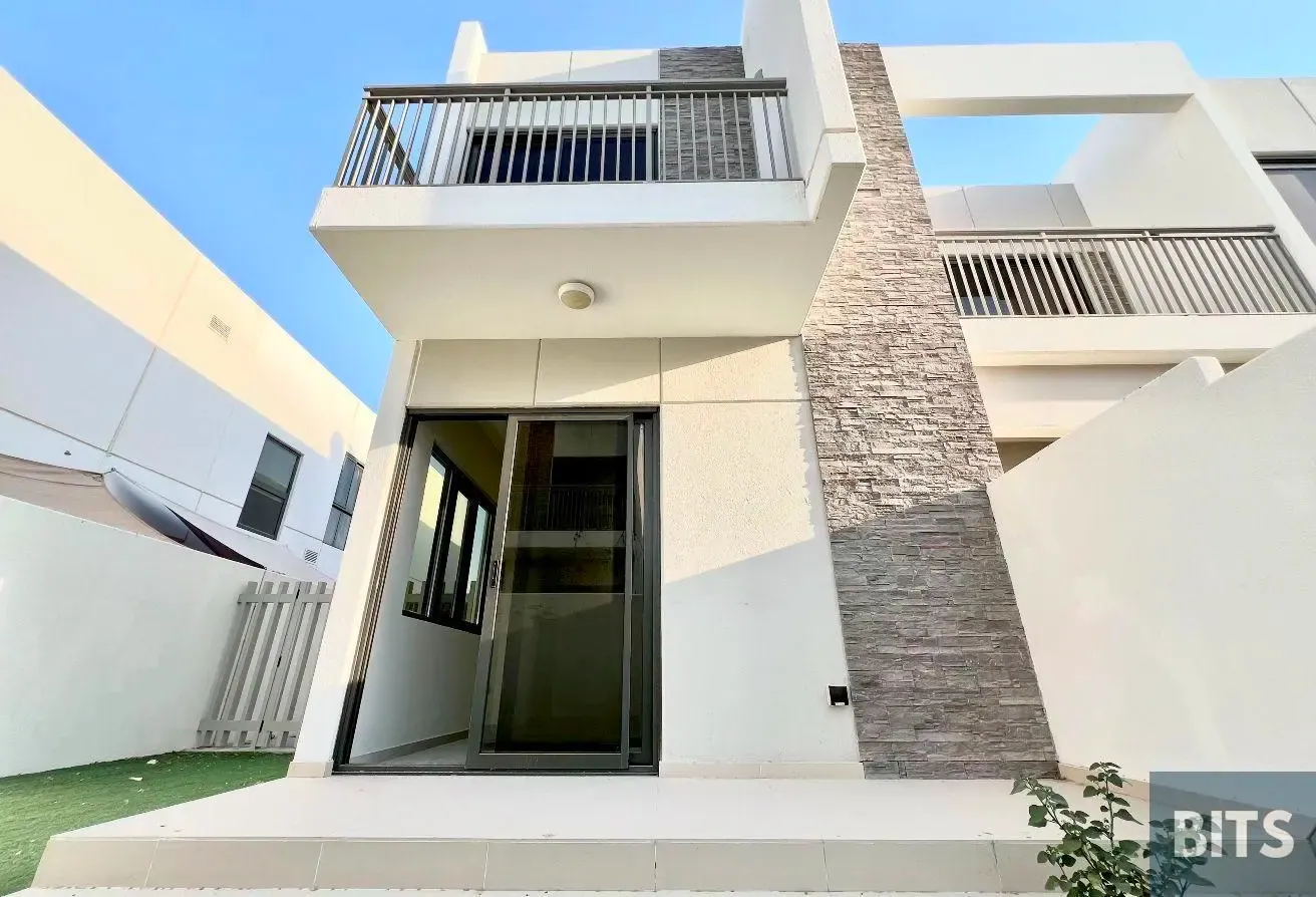 R2EM | 3 Bedrooms | Maid | Closed Kitchen | Ready|