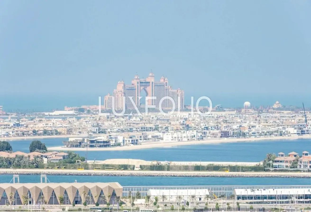 Prime Location | Waterfront Living| Stunning Sea-Palm View