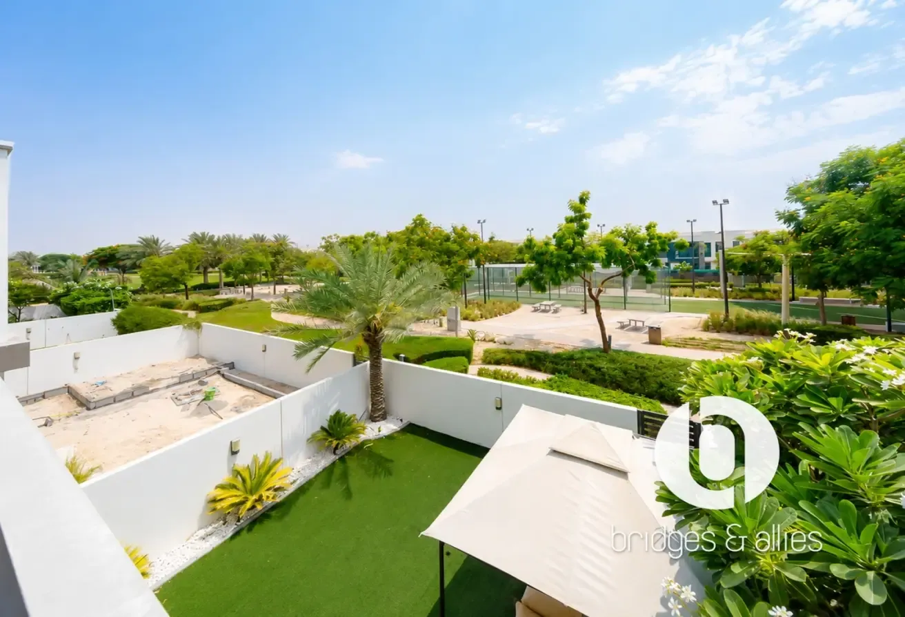 LARGE PARK BACKING | VACANT | PRIME LOCATION