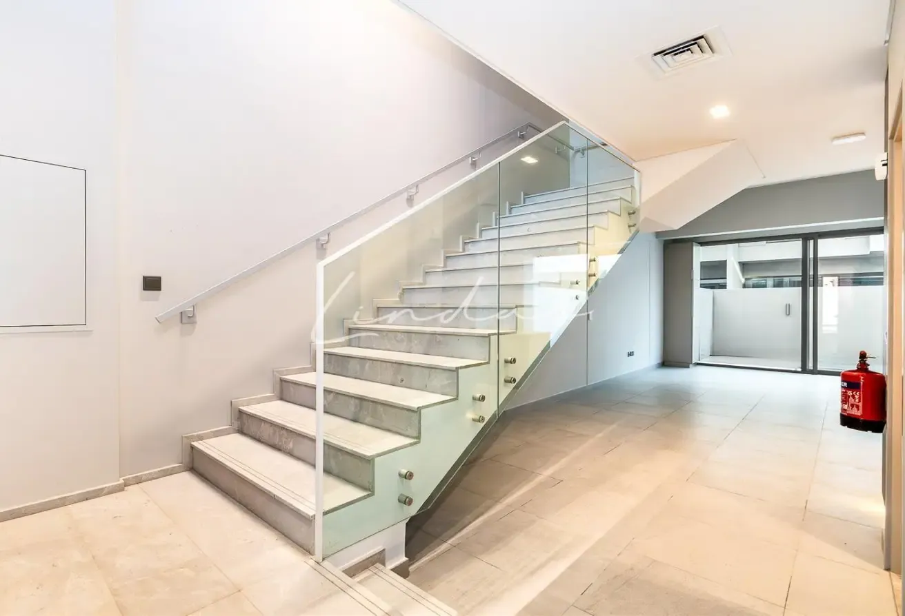 Rare 3-bed corner unit | Fully furnished | Vacant