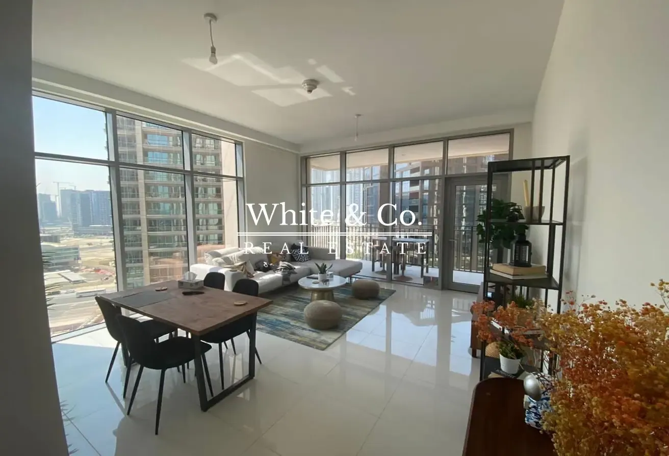 Corner | Large 1 Bed | Vacant & Furnished