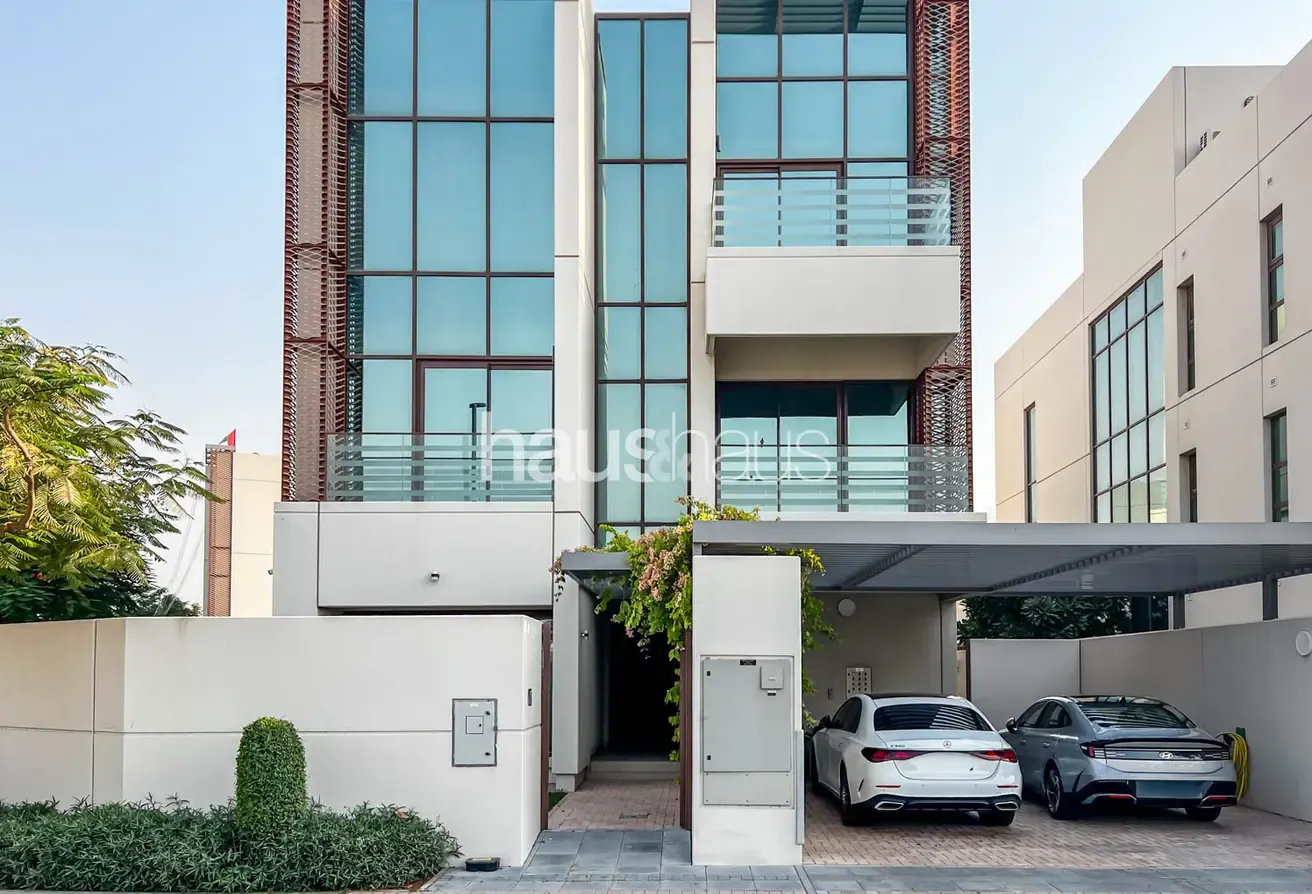 Corner plot | Accepting Offers | Spacious Layout