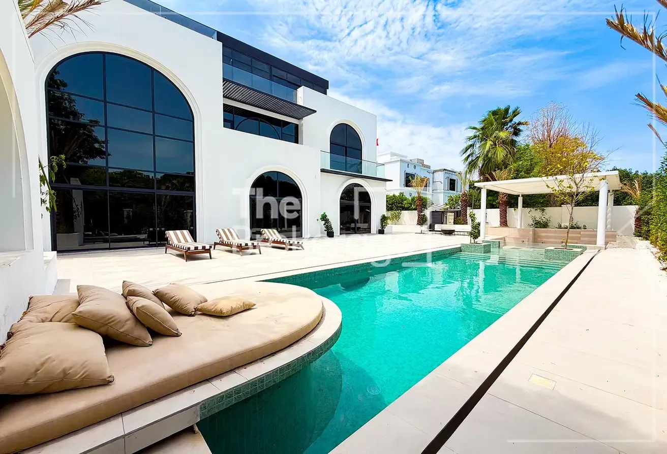 Exceptional Large 6 bedroom Family Villa