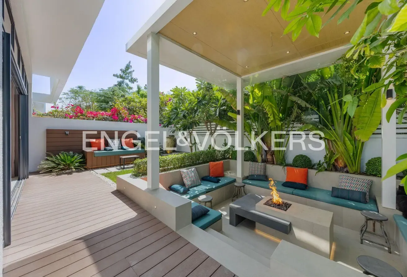 Stunning Private Location | Corner Unit