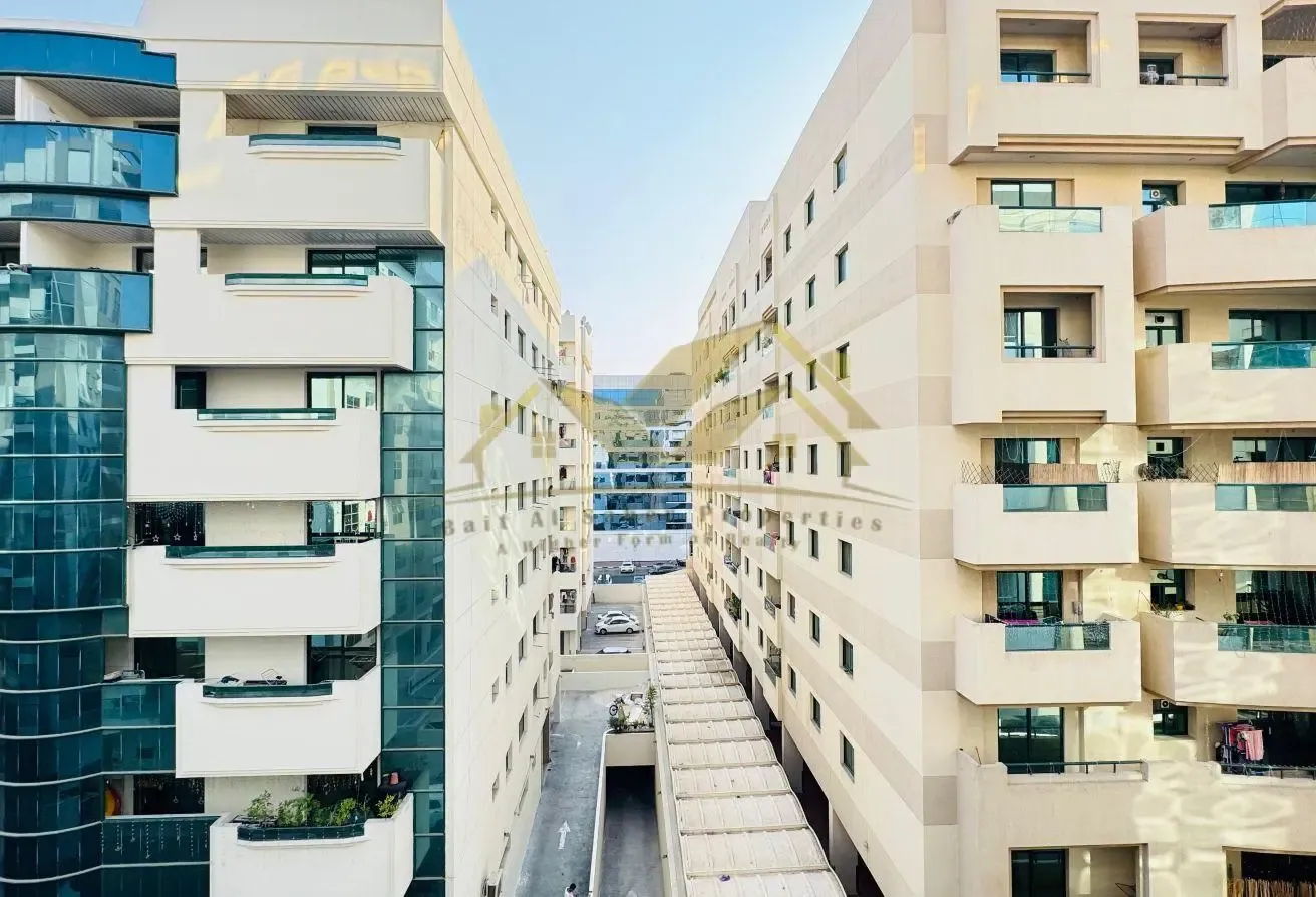 2 BR Apartment in Bur Dubai | Pool & Gym | Balcony