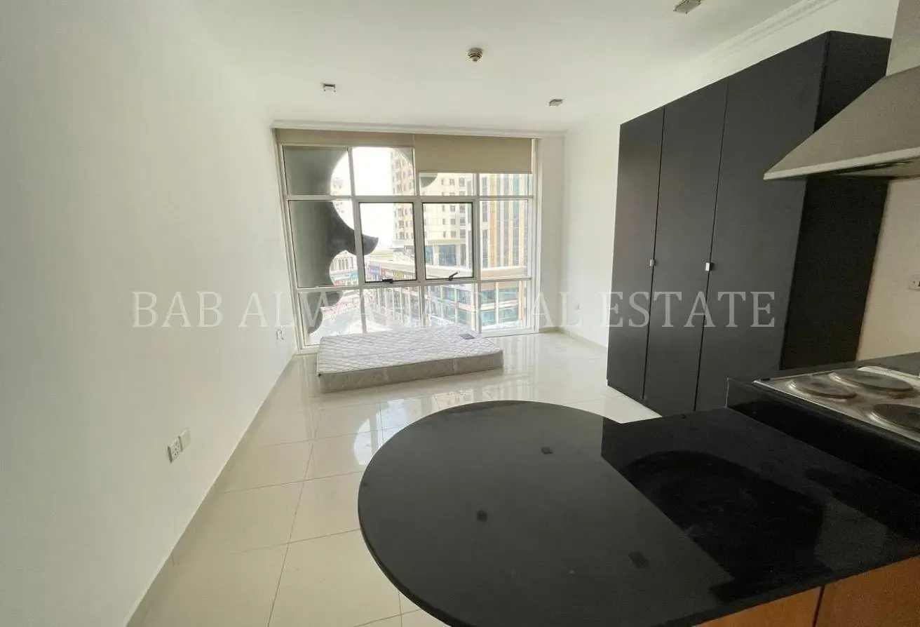 Bright studio with roundabout view chiller free