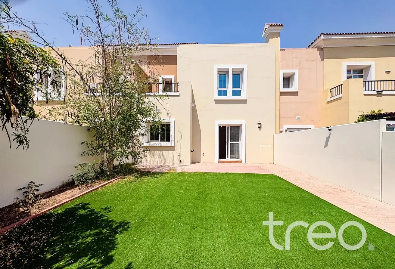 Near Pool and Lake | Landscaped | Vacant now