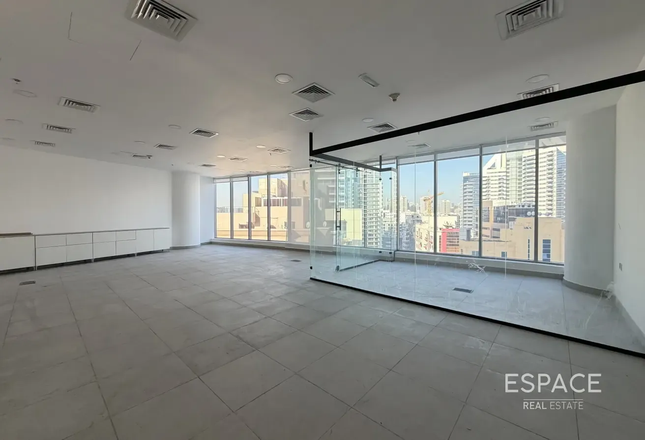Vacant | 3 Parking Spaces | Unfurnished