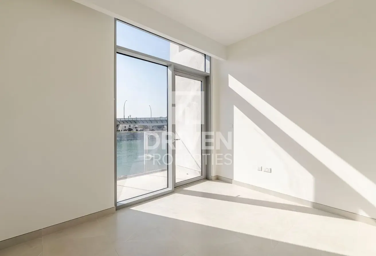 Vacant and Multiple Options with Canal View