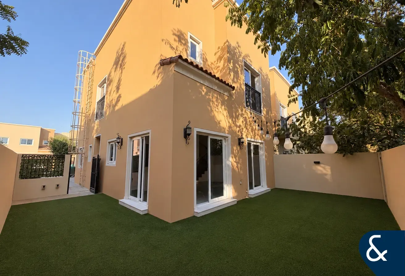 Vacant | Single Row Backing Park | Immaculate