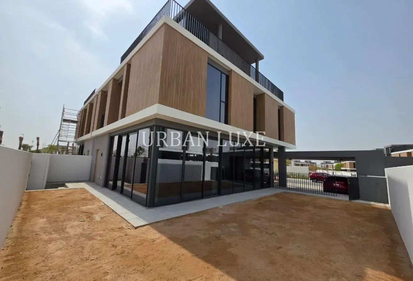 4 Bed + Maids | Roof Access | Single Row