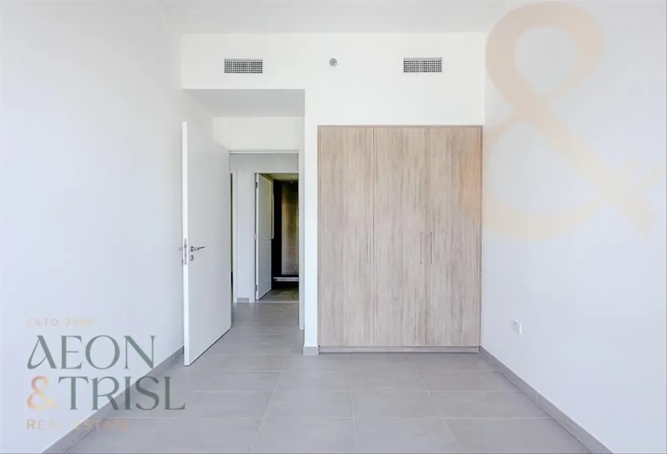 Corner Unit | Park Ridge | Mid Floor