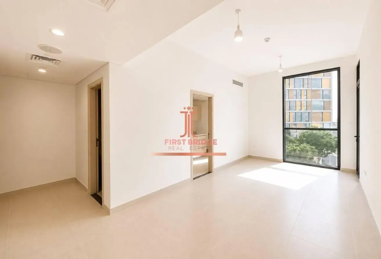 Vacant | Street View | Mid Floor
