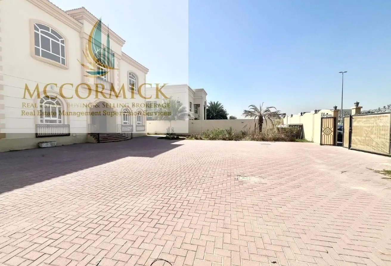 Huge 5-BR Villa With Maid +Driver Room for rent