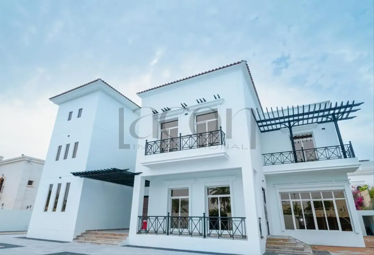 Luxurious Villa with Pool,Maids / Drivers Quarters