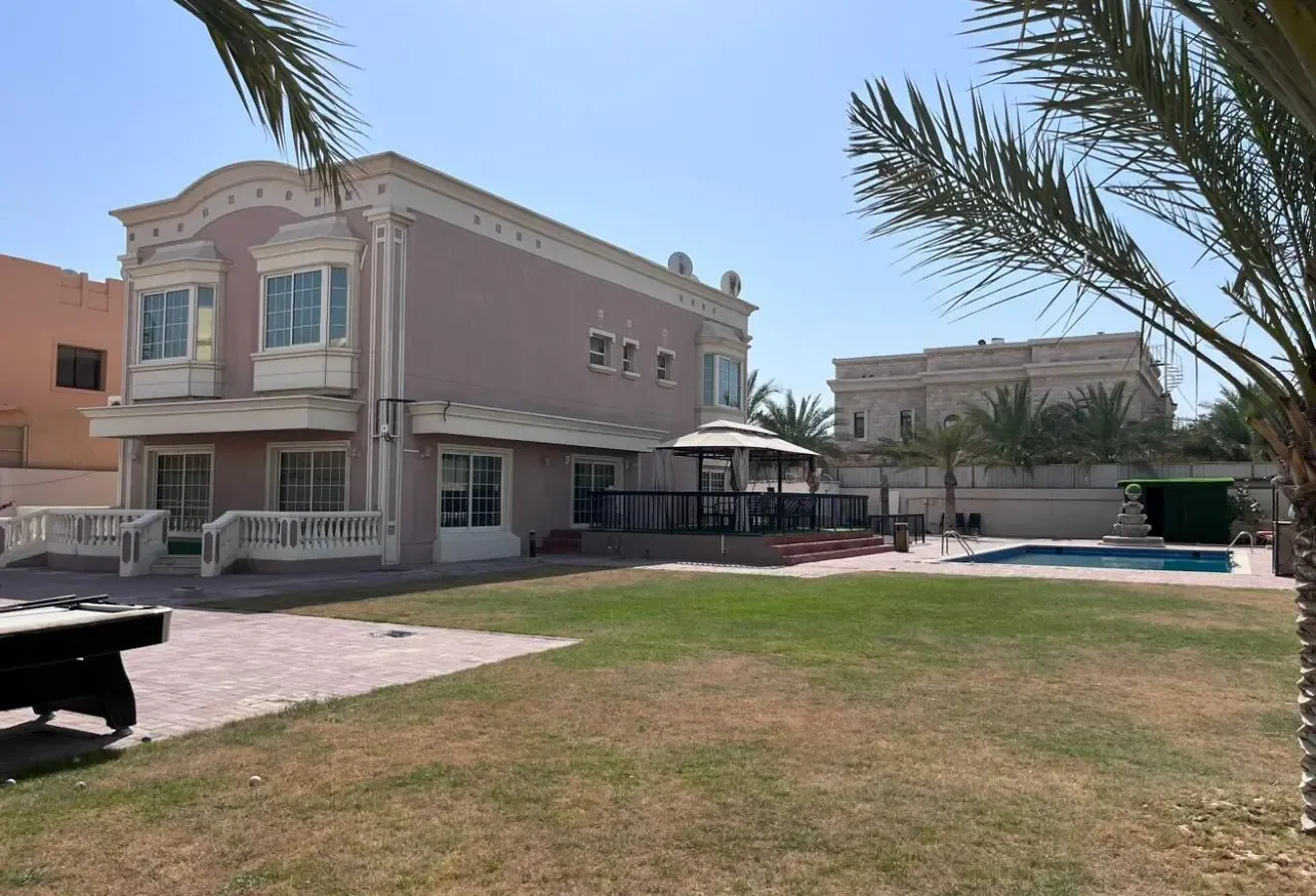 5 BED ROOMS | UPGRADED | LARGE GARDEN AND POOL