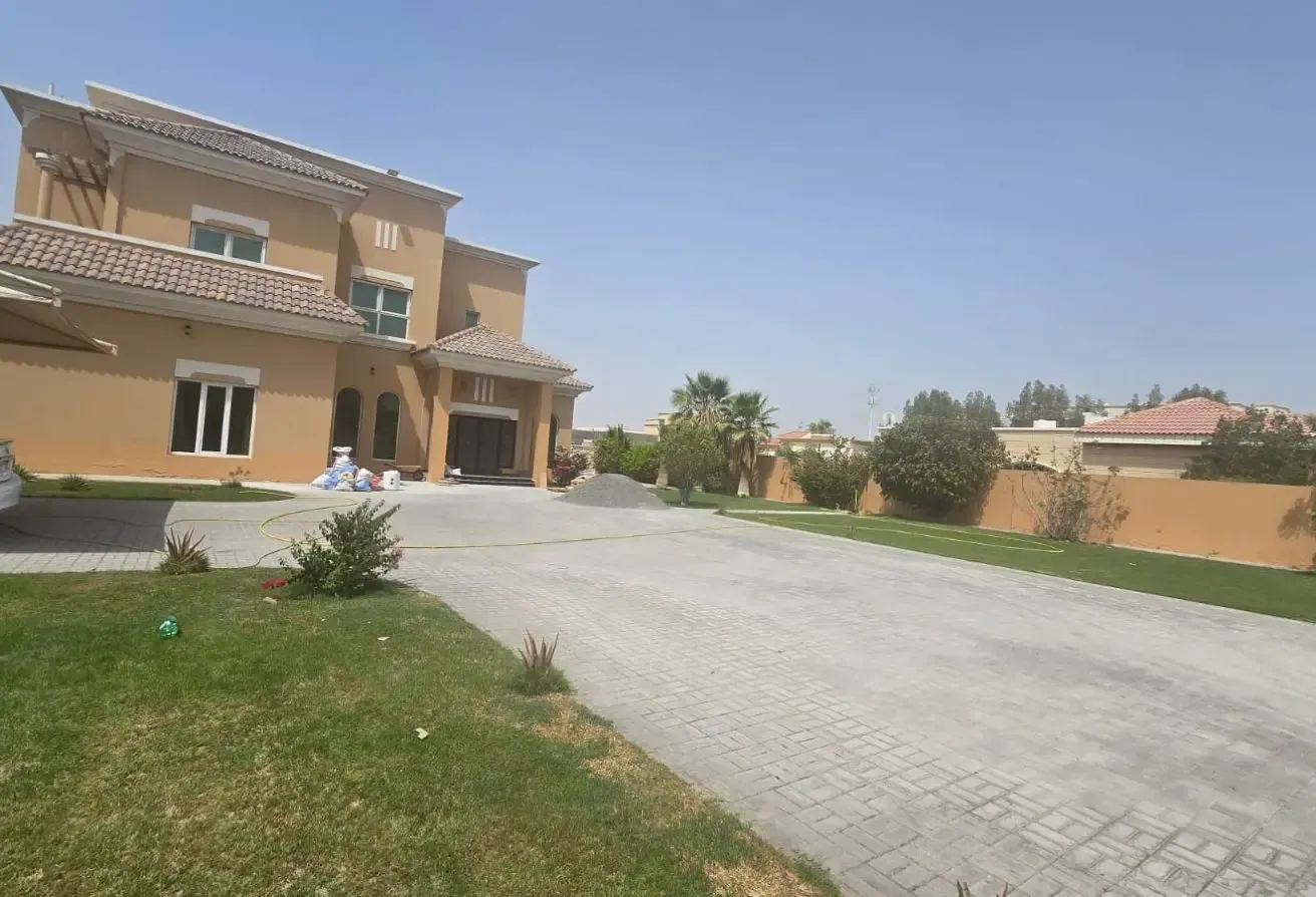 ELEGANT VILLA WITH PRIVATE POOL AND HUGE GARDEN