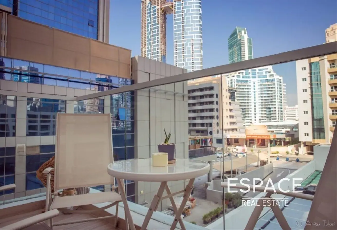 Upgraded | High Quality Furniture | Low floor