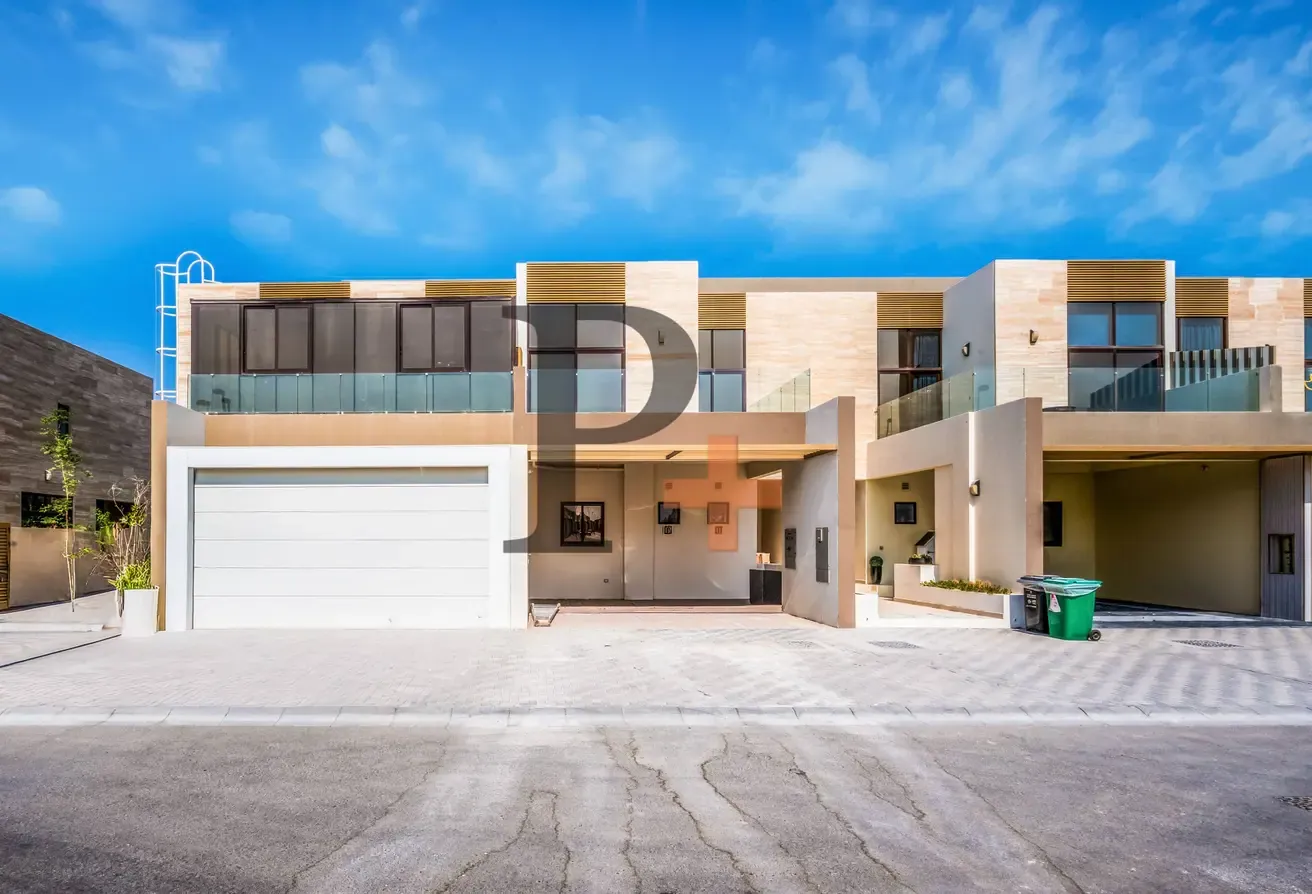 Spacious Layout | Single Row Unit | Skyline View