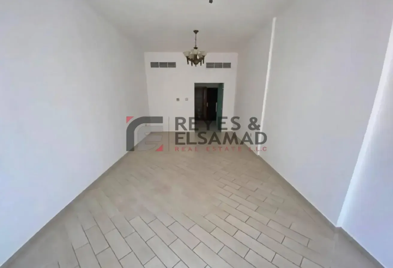 Spacious Living | Vacant| Closed to Mall