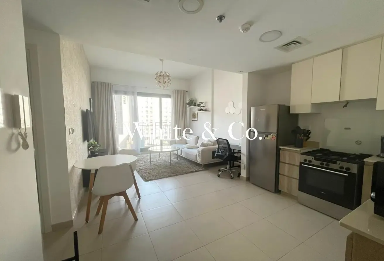 FULLY FURNISHED | MODERN & BRIGHT| VACANT