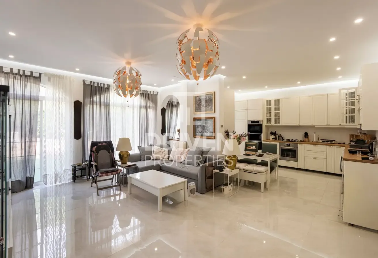 Cozy and Furnished | Upgraded | Vacant Unit