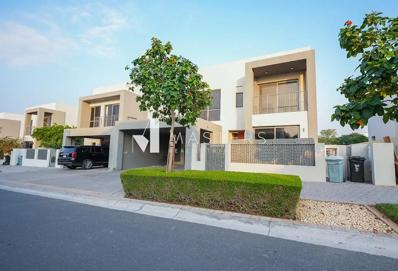 Spacious 4-Bedroom Villa | Single-Row | Vacant