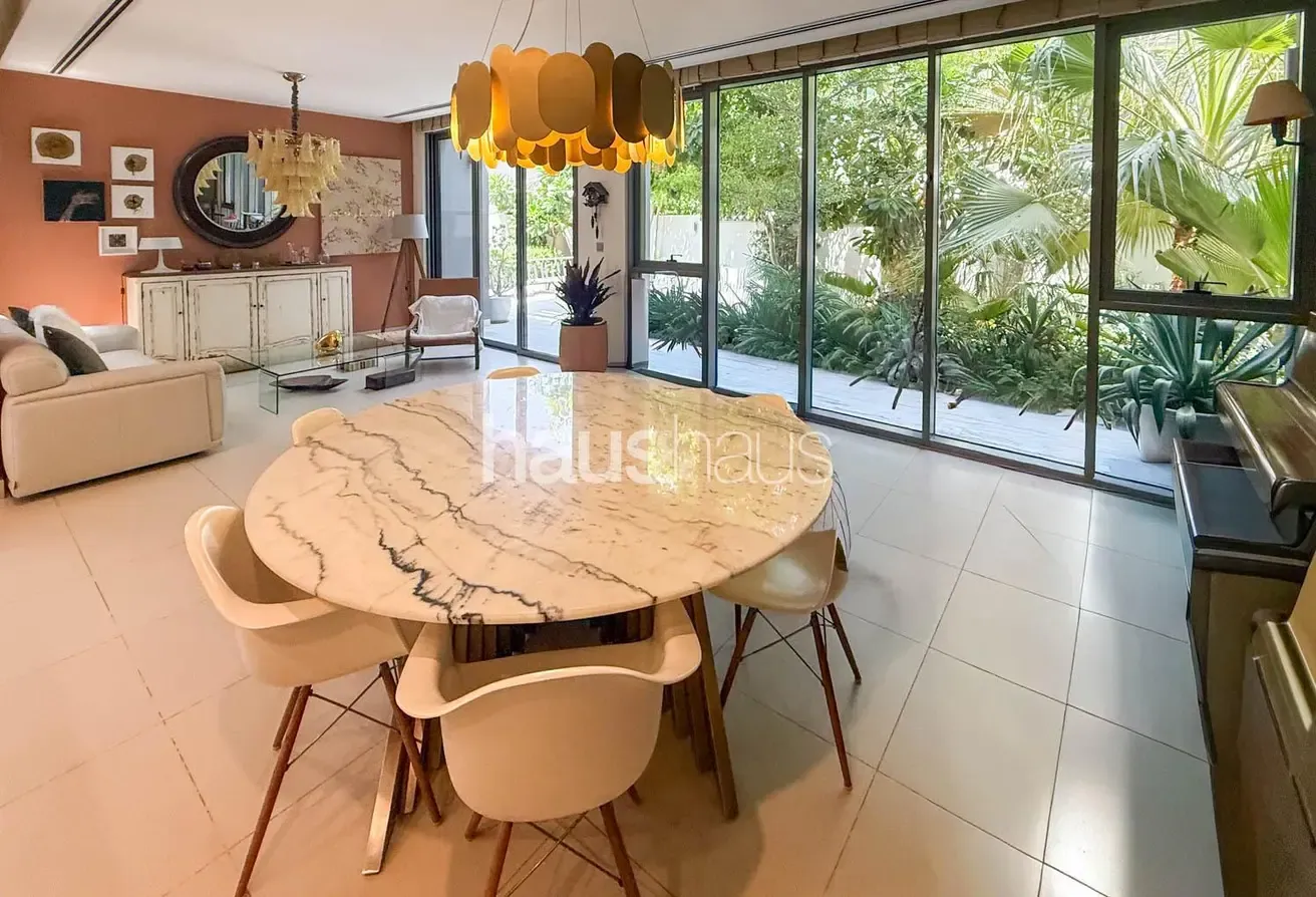 Furnished family home | Upgraded | Available now