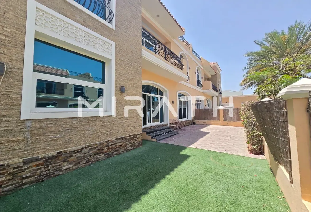 BEAUTIFUL 5BR COMPOUND VILLA IN JUMEIRAH