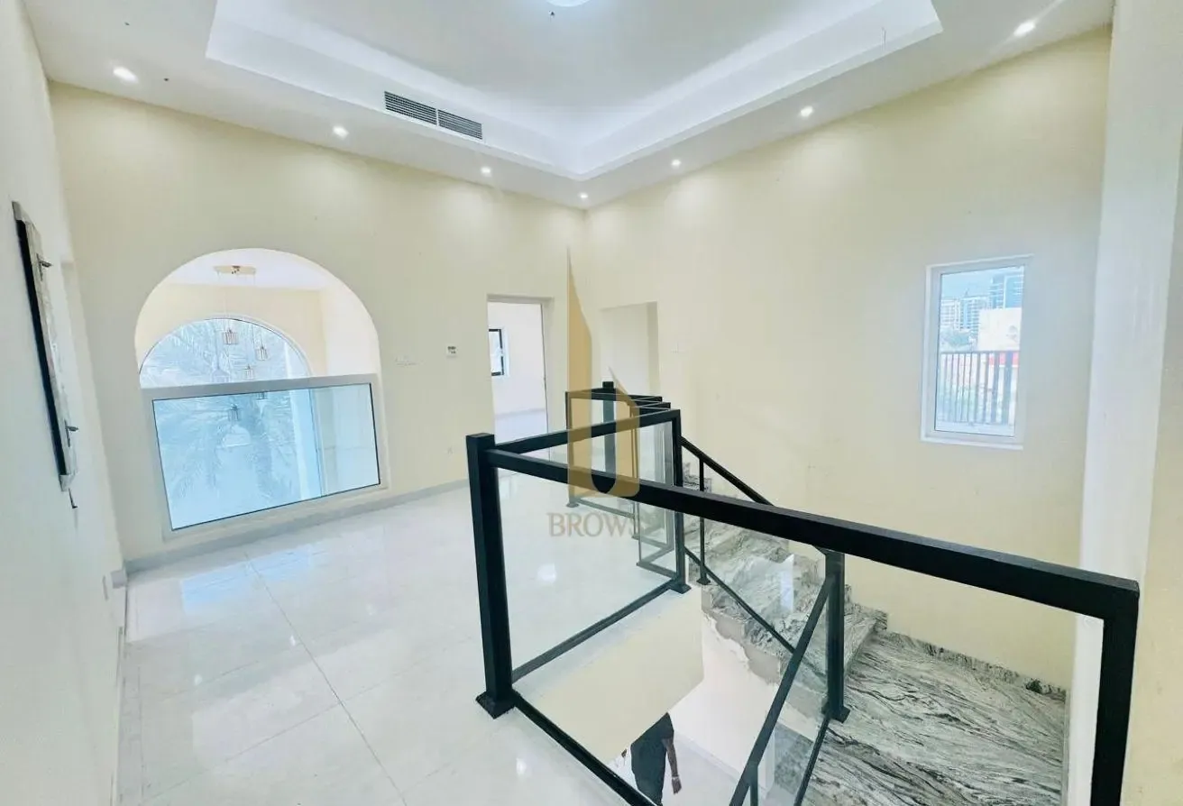 Renovated Full | Independent Villa + Service Block