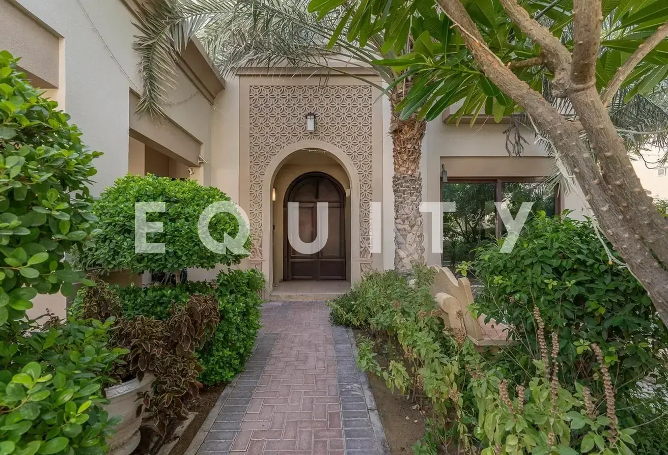Landscaped Garden | Water Feature | Large Plot