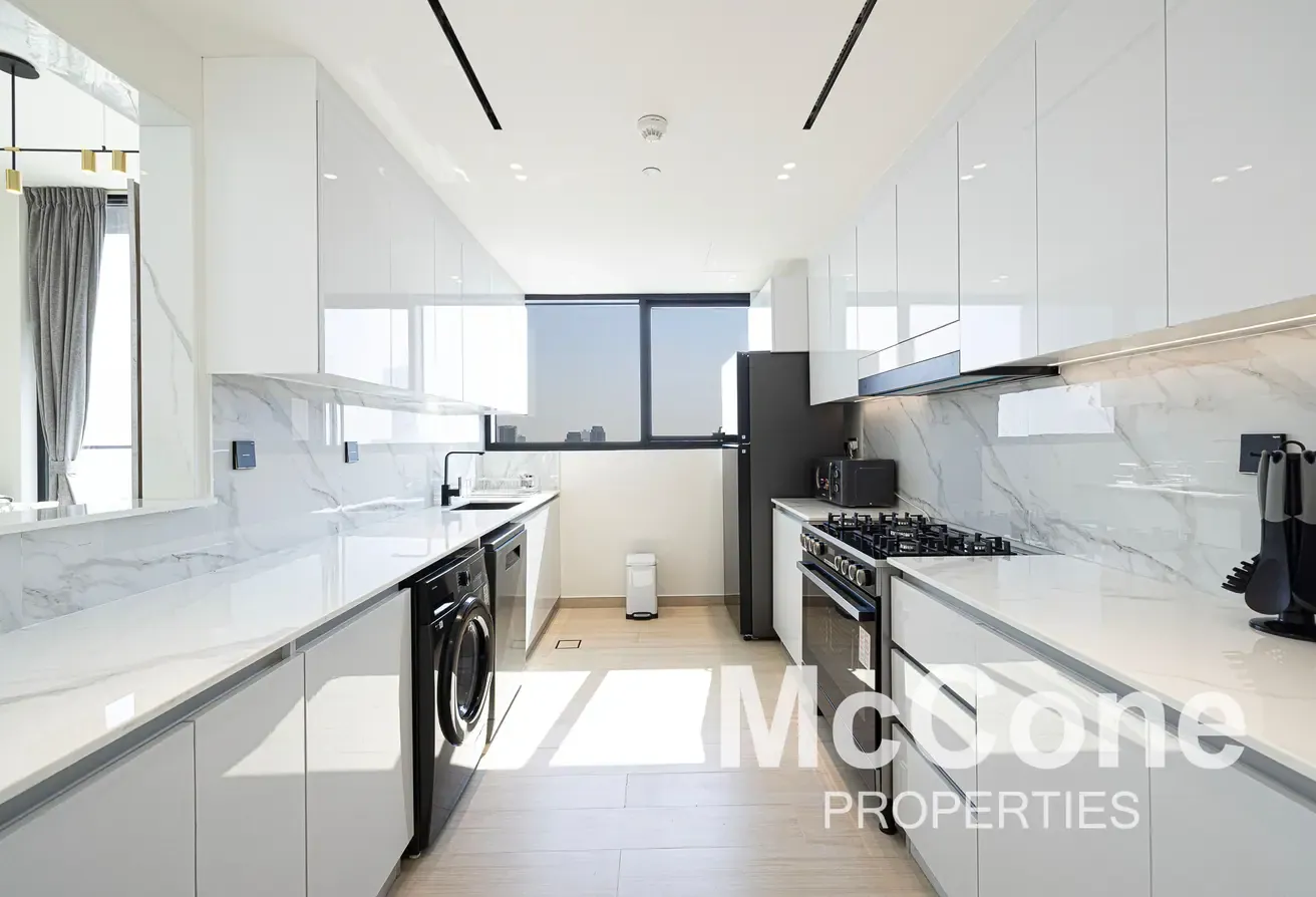 Vacant | 2 Parkings | Furnished | Heated Pool