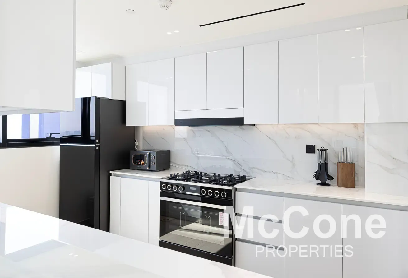 Vacant | 2 Parkings | Furnished | Heated Pool