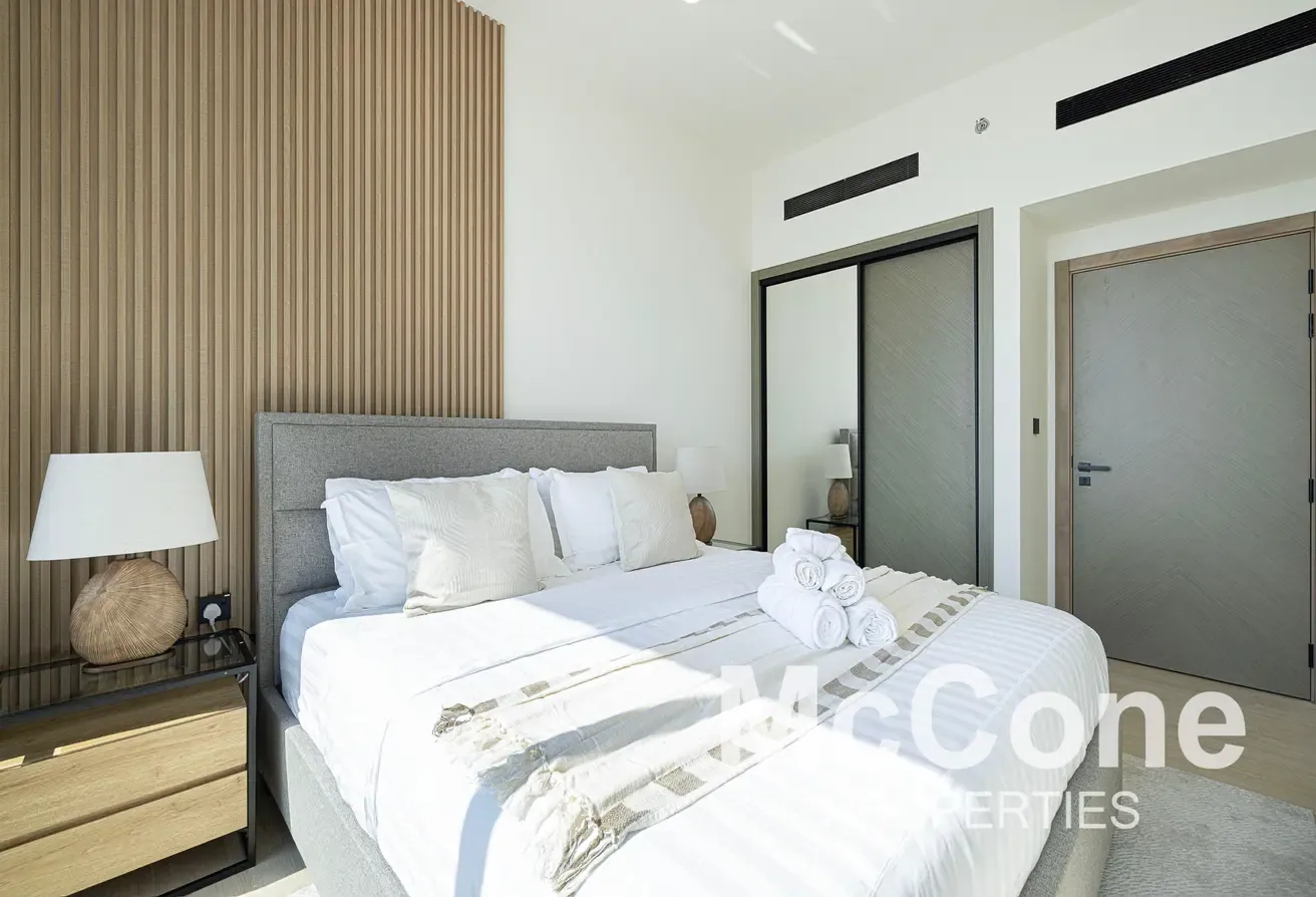 Vacant | 2 Parkings | Furnished | Heated Pool