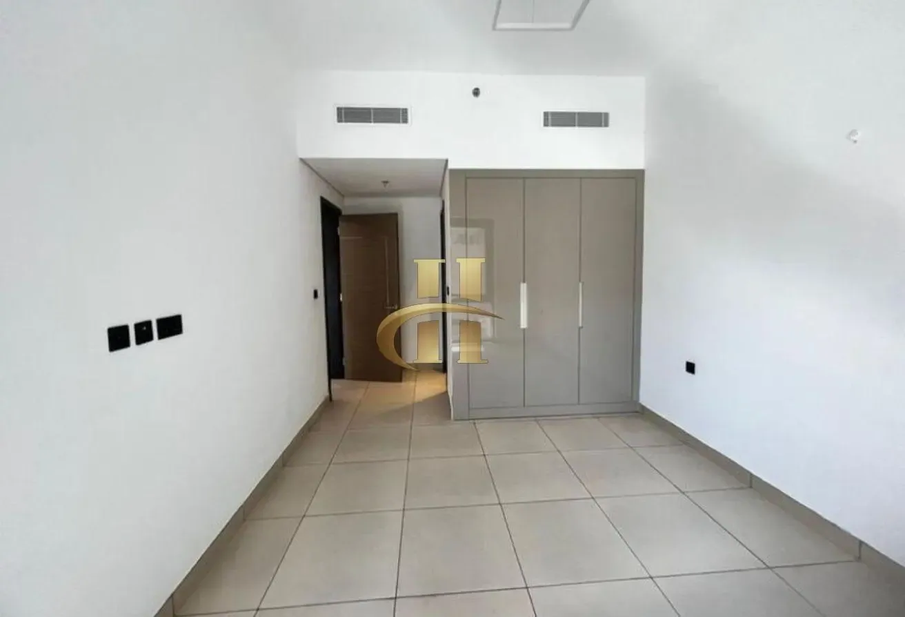 Pool View | Fitted Kitchen with Study | Vacant Uni