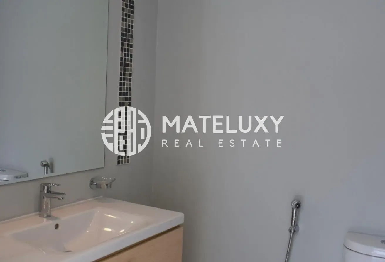 One Bed with Golf and Pool View Vacant in August