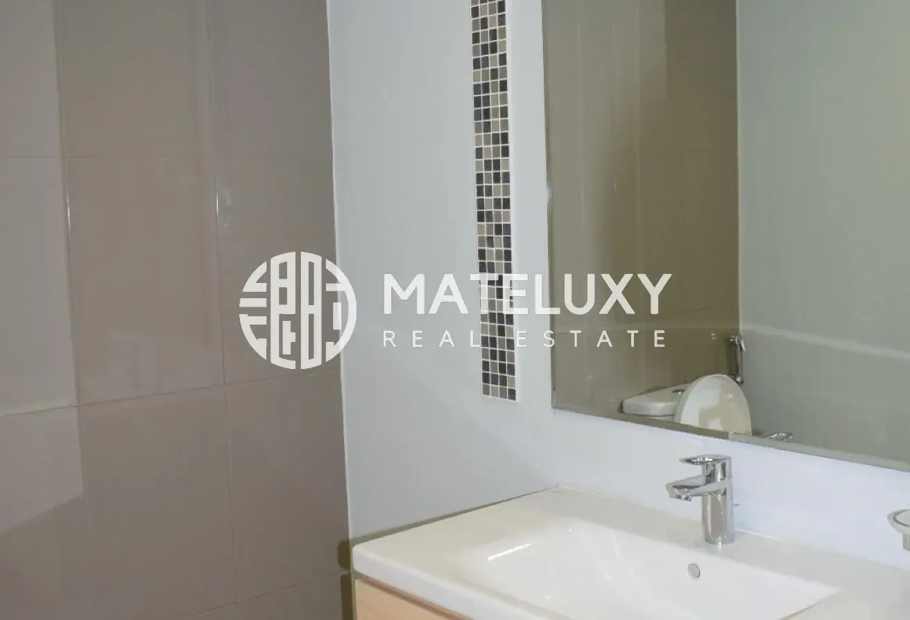 One Bed with Golf and Pool View Vacant in August